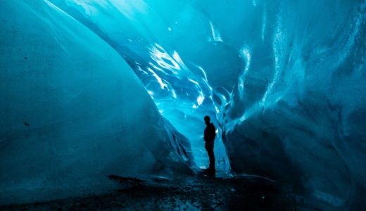 氷河とは何か？なぜ氷河は青く輝く？自然が織りなす神秘の風景！