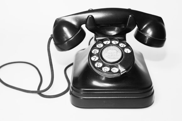 黒電話とは レトロな電話の特徴 使い方を説明 回すダイヤル 着信ベル音について紹介 カナダでのんびり海外ライフ 日本から海外へ飛び出してみよう