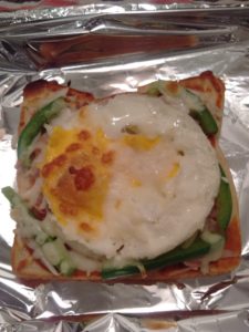 ビスマルク風とは トースト ピザ等に目玉焼きをのせる卵料理 名前の由来 簡単レシピ カナダでのんびり海外ライフ 日本から海外へ飛び出してみよう